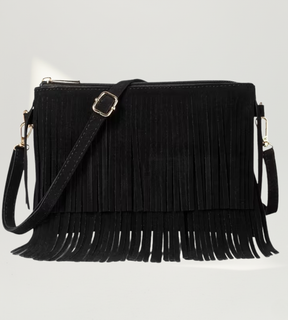 Vista frontal da Bolsa de Franjas Sevilha Preta em suede com alça transversal.