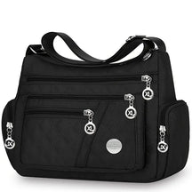 Bolsa feminina transversal matelasse preta com multiplos bolsos frontais modelo Milano em vista frontal
