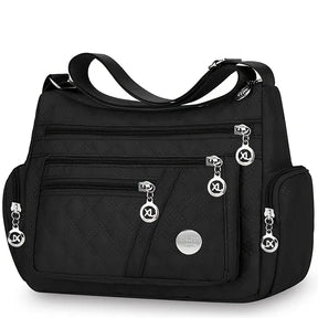 Bolsa feminina transversal matelasse preta com multiplos bolsos frontais modelo Milano em vista frontal
