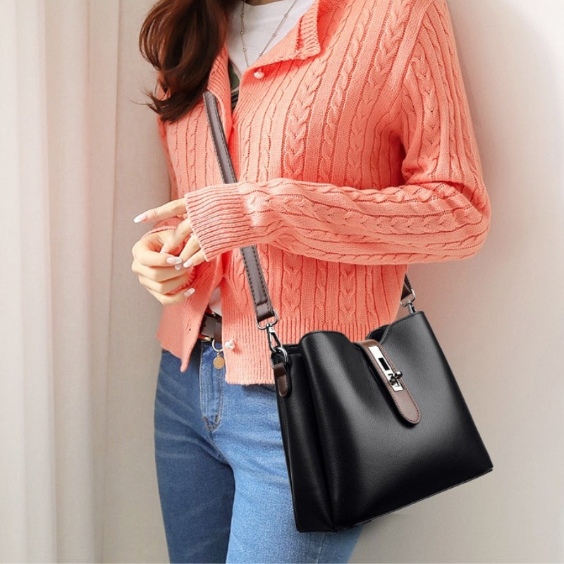 Bolsa feminina elegante preta ideal para trabalho, passeios e uso diário.