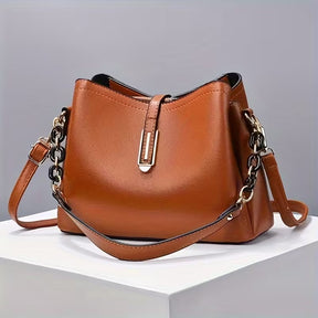 bolsa feminina marrom com alça de corrente e compartimentos