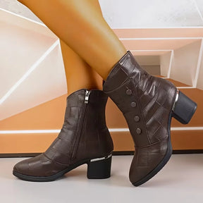 Bota cano curto matelassê marrom com botões decorativos frontais
