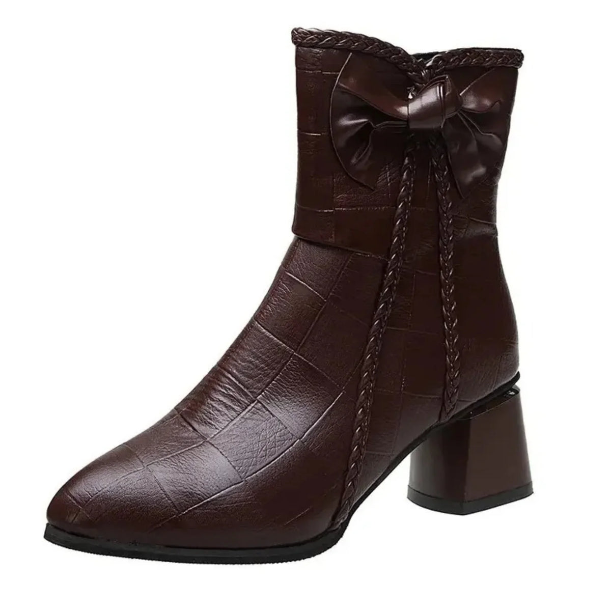Bota feminina cano médio em couro texturizado marrom com laço Toscana Charm em fundo branco para catálogo