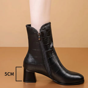 Medida do salto de 5 centímetros da bota feminina preta
