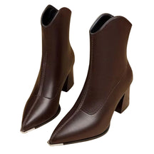 Bota feminina de cor marrom de cano curto com bico fino, salto bloco e acabamento sofisticado para looks elegantes.