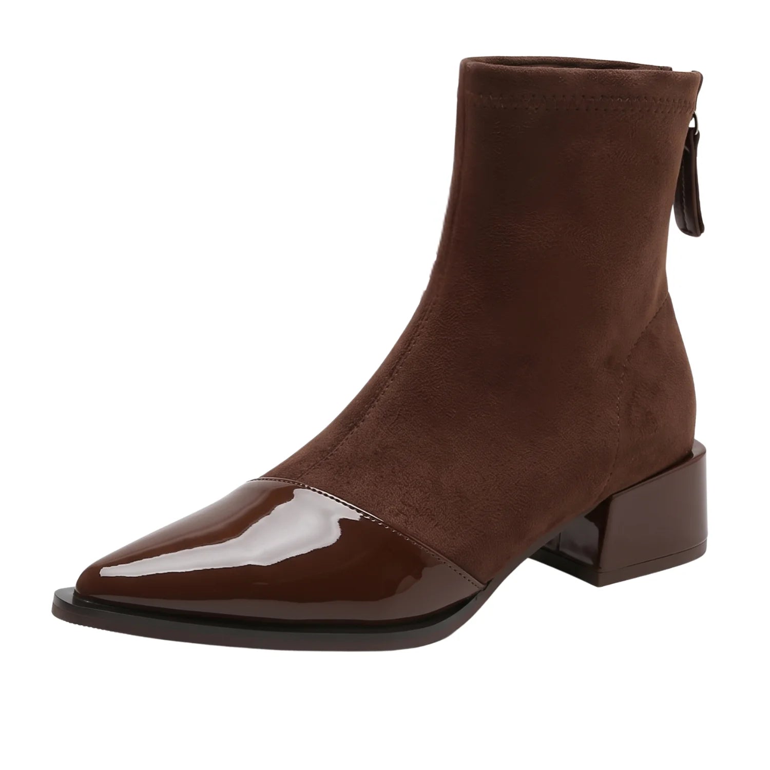 Bota feminina marrom de cano curto com acabamento suede, bico fino envernizado, salto bloco e design elegante.