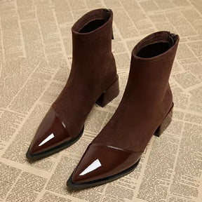 Par de botas femininas marrom estilo europeu com acabamento suede e bico fino envernizado.