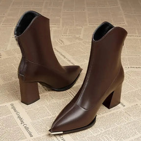 Vista traseira da bota feminina marrom de cano curto com salto bloco e acabamento refinado.