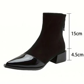 Bota feminina cano curto com altura de 15 cm e salto bloco de 4,5 cm para máximo conforto.