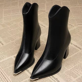 Bota feminina preta de cano curto com bico fino, salto bloco e zíper lateral elegante.
