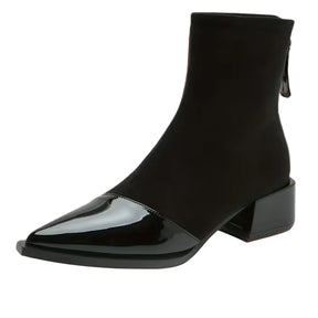Par de botas femininas preto estilo europeu com acabamento suede e bico fino envernizado.