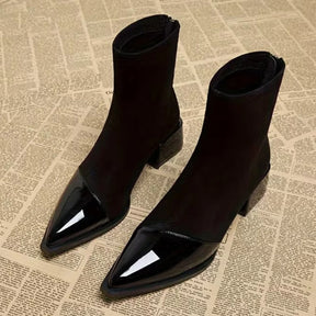 Bota feminina preta elegante com bico fino envernizado, cano curto e salto bloco moderno.