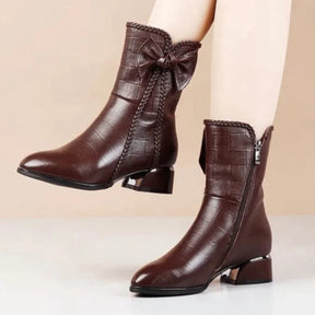 Diversos pares de botas femininas marrom em couro texturizado
