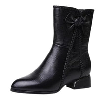 Bota feminina de cano médio em couro preta com laço e tranças
