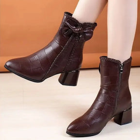 Detalhe do laço e tranças na bota feminina marrom em couro
