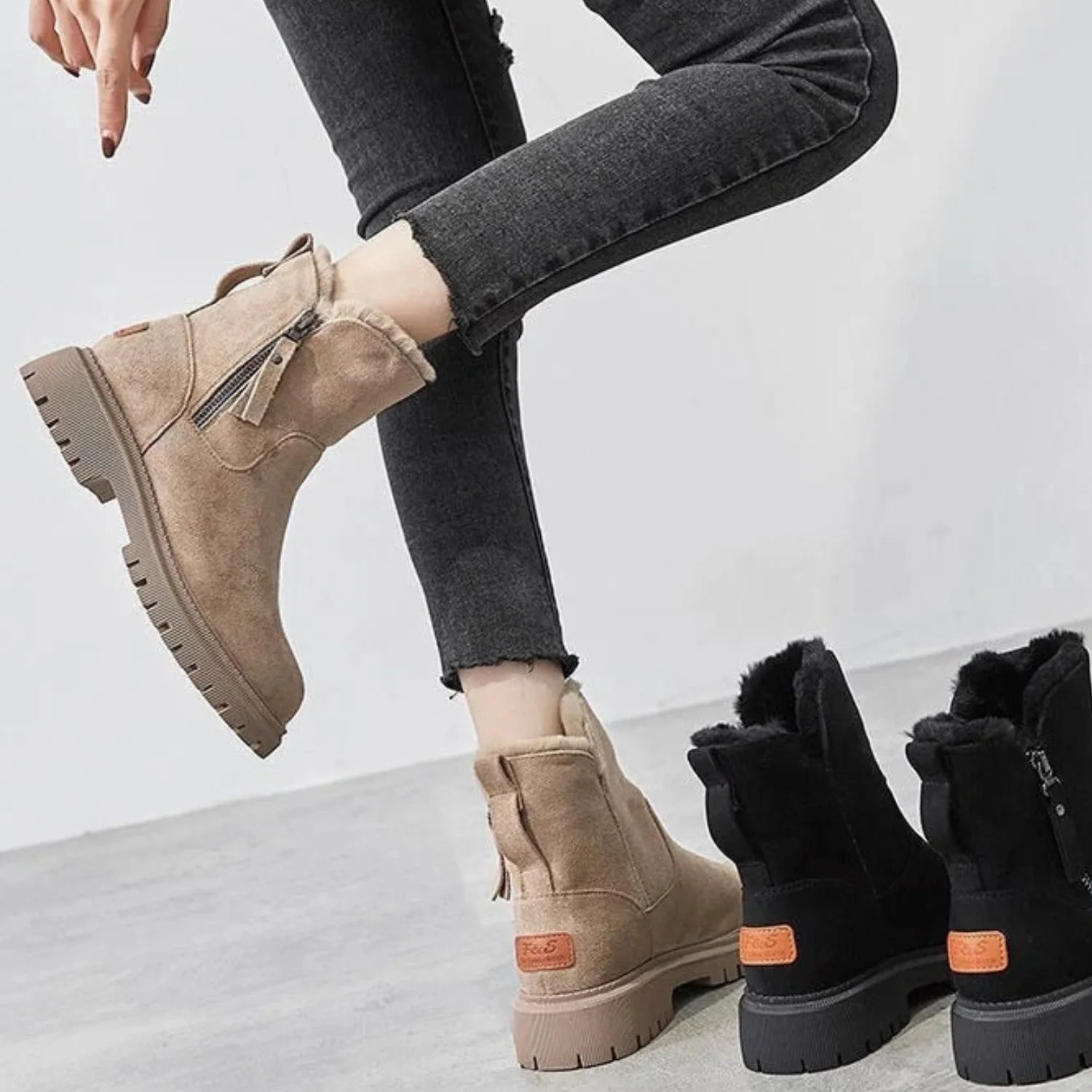 Detalhe da gola em pelúcia macia da bota feminina
