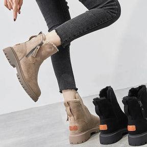 Detalhe da gola em pelúcia macia da bota feminina
