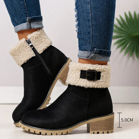 Bota feminina preta de cano curto com forro peluciado, salto baixo grosso, sola tratorada e acabamento confortável para dias frios.
