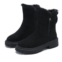 vista com par de botas femininas de inverno nas cores bege e preta
