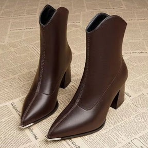 Bota feminina marrom de cano curto com salto bloco e acabamento elegante frontal.