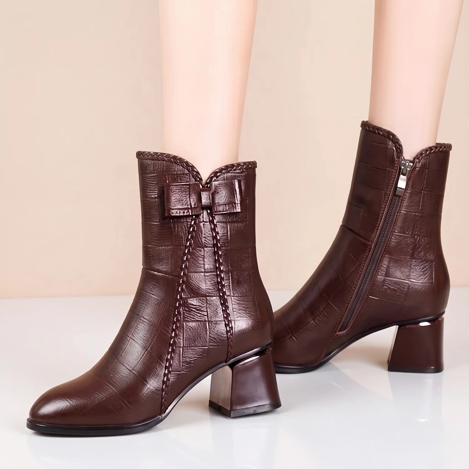 Par de botas femininas marrom com detalhe de laço e tranças

