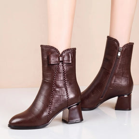 Par de botas femininas marrom com detalhe de laço e tranças
