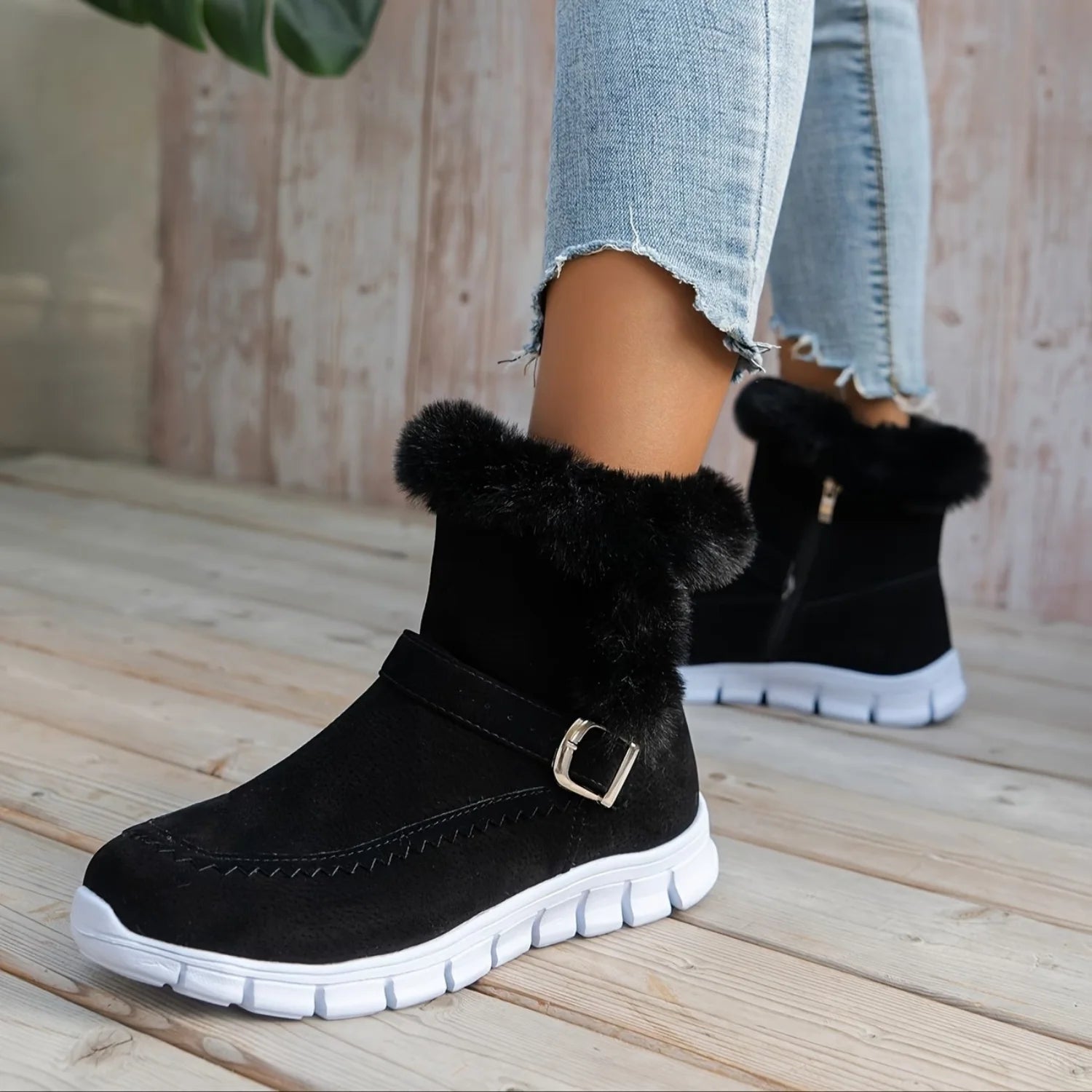 Bota feminina preta com solado branco em vista de perfil
