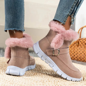 Vista traseira da bota feminina rosa com pelo na gola
