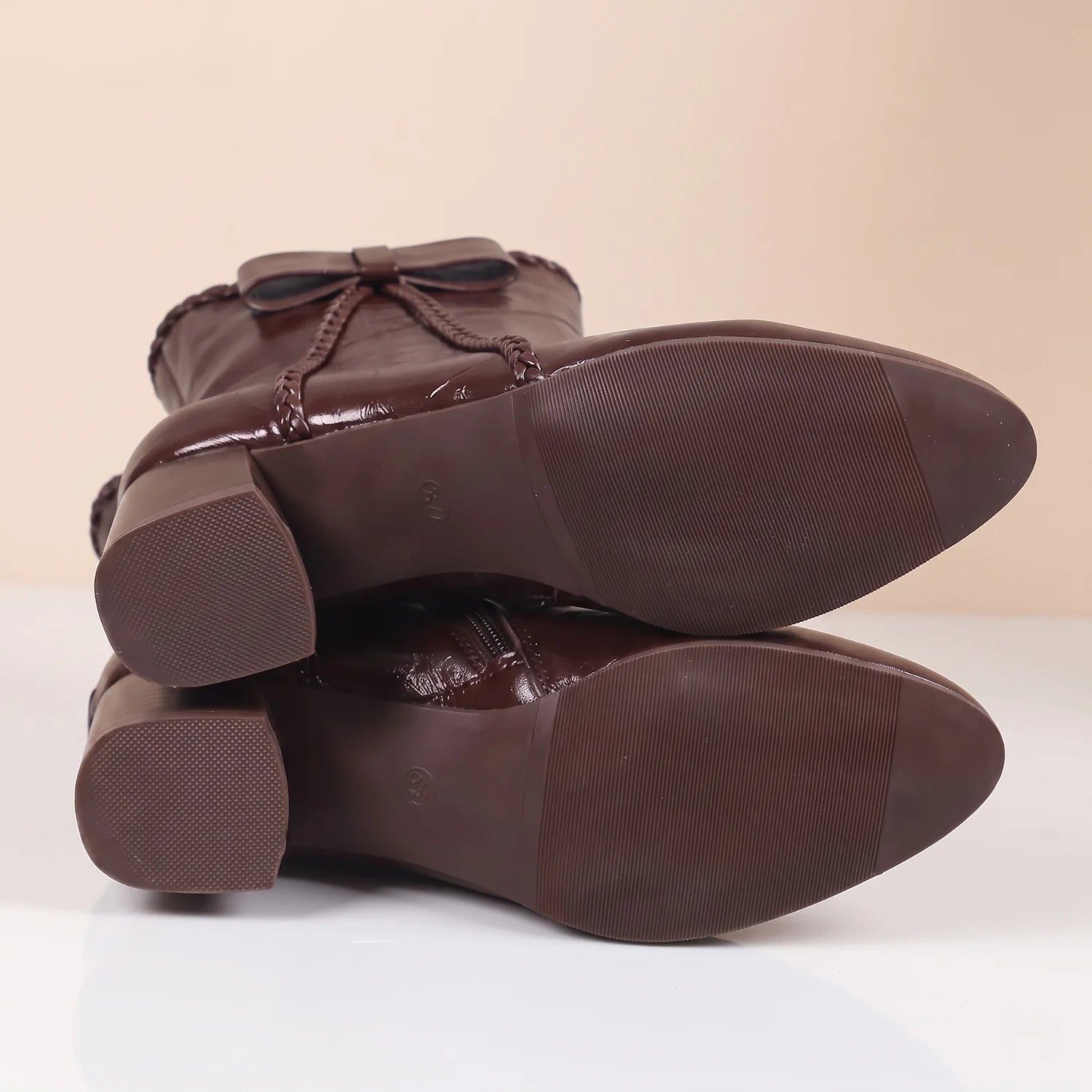 Sola de borracha antiderrapante da bota feminina marrom
