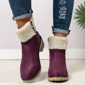 Mulher usando bota feminina vinho em look de inverno na rua
