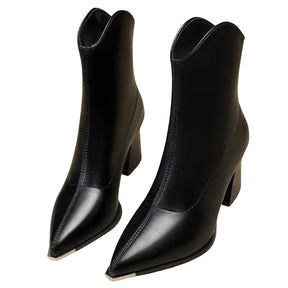 Bota feminina preta de cano curto com salto bloco e acabamento elegante frontal.
