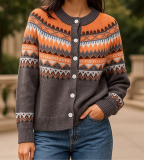 cardigan feminino cinza em tricô com estampa geométrica nórdica e botões frontais ideal para looks elegantes de inverno