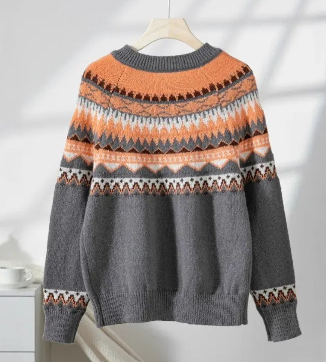 vista traseira do cardigan feminino mostrando caimento confortável e modelagem elegante