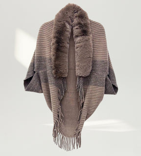 detalhe das franjas do cardigan feminino em tricô bege mostrando acabamento refinado e movimento elegante
