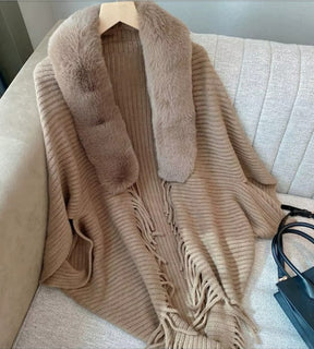 vista traseira do cardigan xale feminino mostrando caimento fluido e elegante no corpo