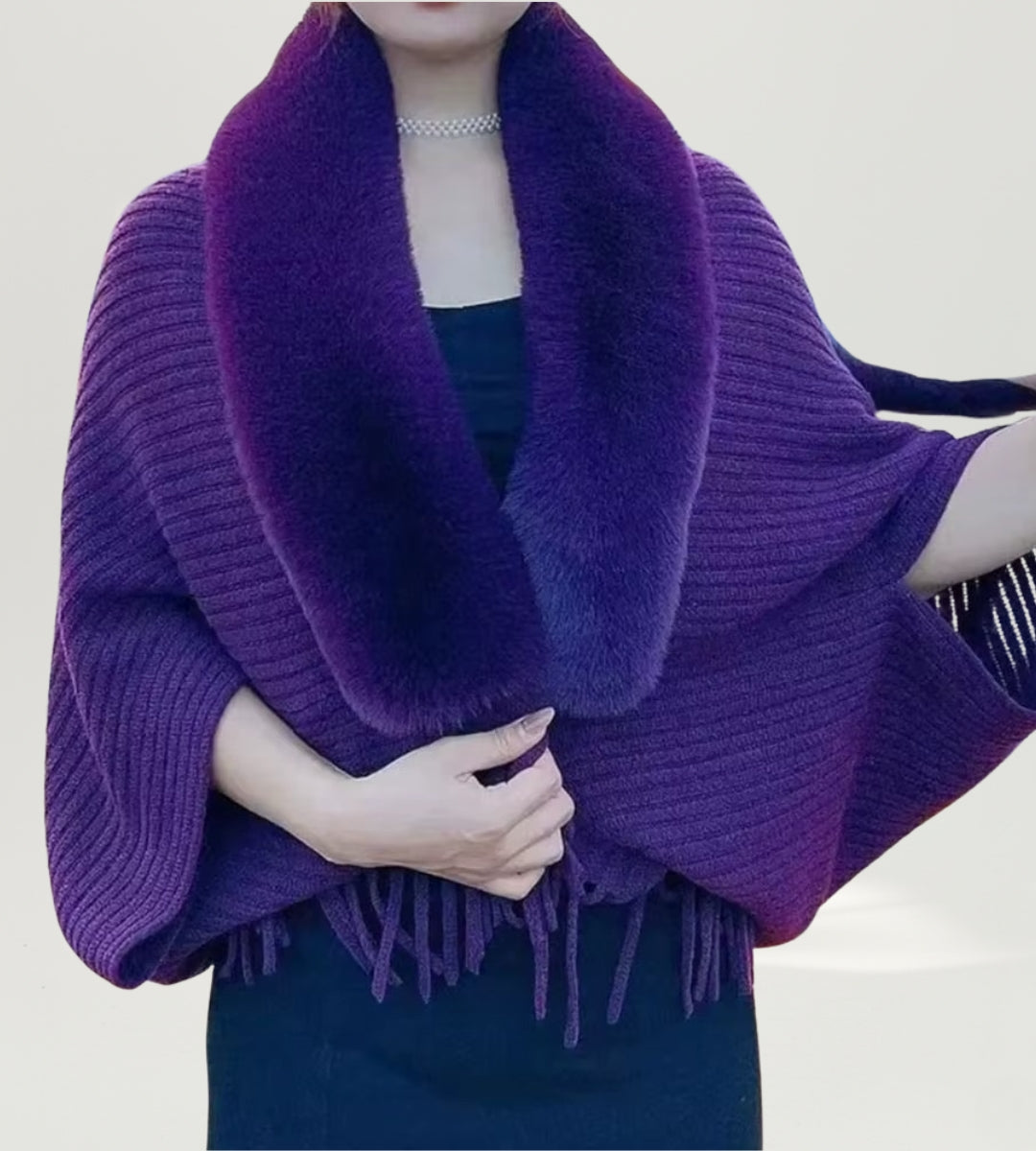 cardigan feminino lilás em tricô com gola de pele sintética trazendo elegância e suavidade ao visual