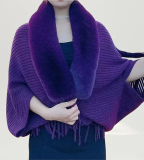 cardigan feminino lilás em tricô com gola de pele sintética trazendo elegância e suavidade ao visual
