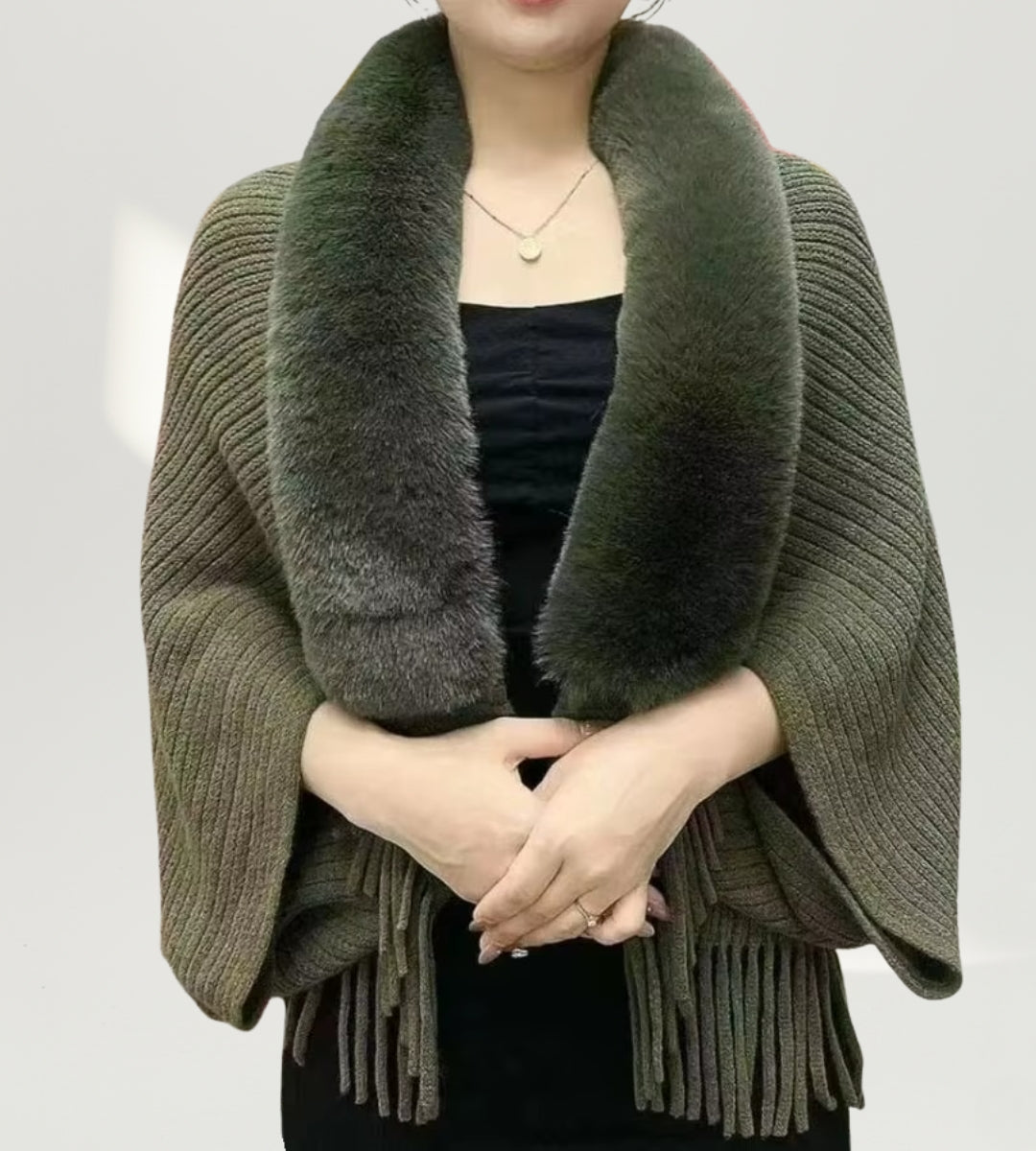 poncho feminino verde em tricô com gola estruturada de pele sintética ideal para looks sofisticados