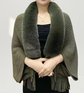 poncho feminino verde em tricô com gola estruturada de pele sintética ideal para looks sofisticados