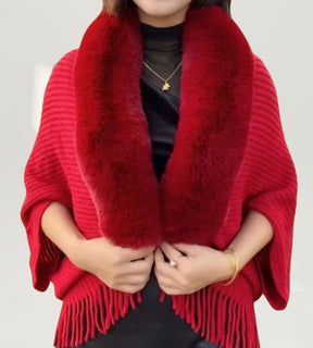 cardigan feminino vermelho em tricô com gola de pele sintética e franjas criando visual elegante e marcante