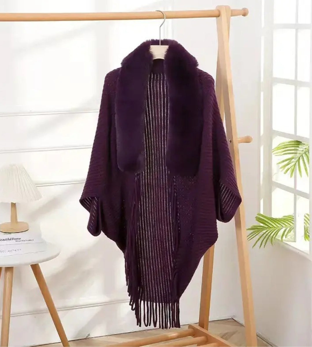 cardigan feminino lilás em tricô com gola de pele sintética em cabide para destaque 