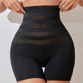 Mulher usando cinta short modeladora de alta compressão preta modelo Sculpt Premium em vista frontal