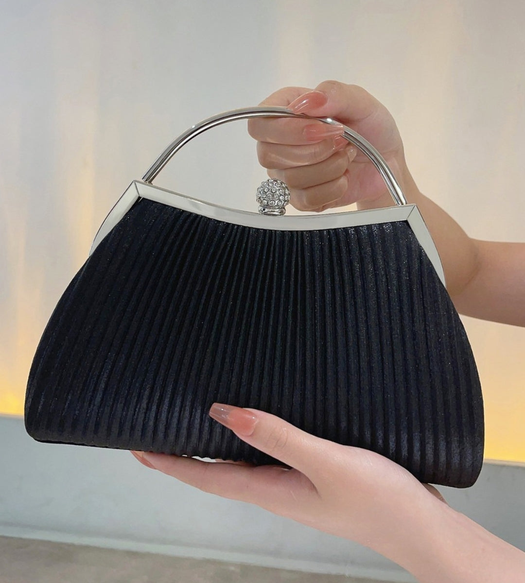 Clutch Milano Preta plissada com estrutura rígida e fecho de cristal para look noir.