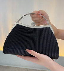 Clutch Milano Preta plissada com estrutura rígida e fecho de cristal para look noir.