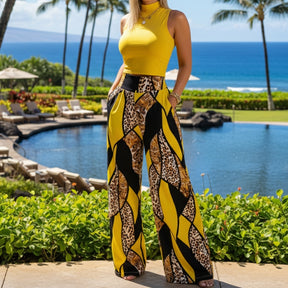 Mulher vestindo conjunto de cropped amarelo e calca pantalona animal print modelo Bellagio em vista frontal