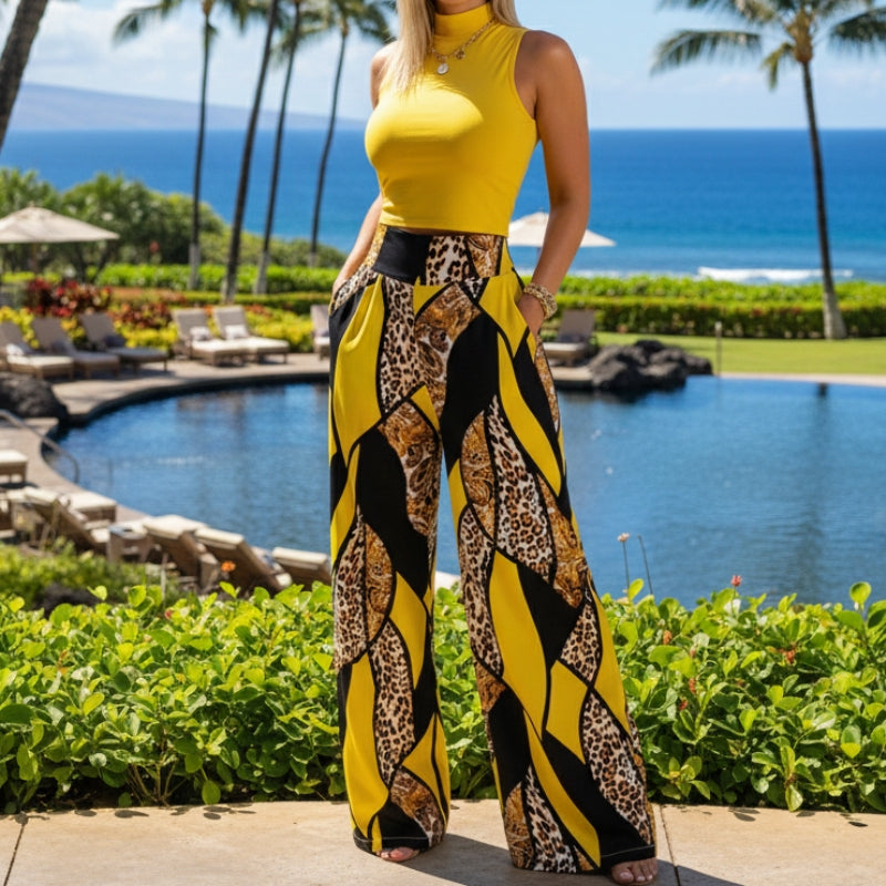 Mulher vestindo conjunto de cropped amarelo e calca pantalona animal print modelo Bellagio em vista frontal