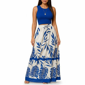 Conjunto feminino com cropped azul e saia longa estampada floral tropical isolado em fundo branco