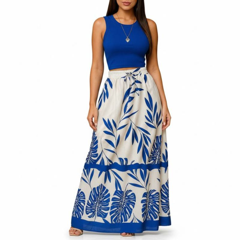 Conjunto feminino com cropped azul e saia longa estampada floral tropical isolado em fundo branco