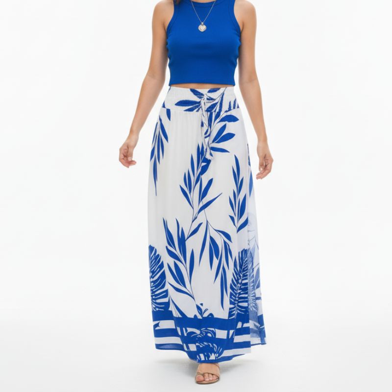 Conjunto feminino com saia longa estampada azul e cropped liso.