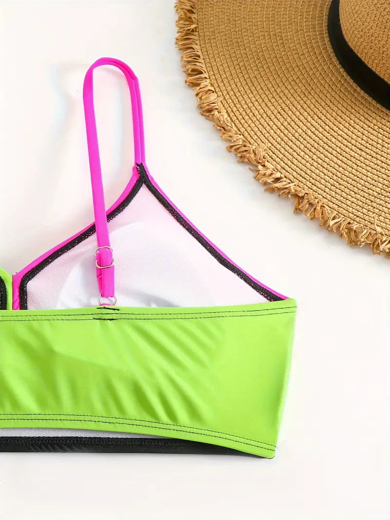 Conjunto feminino em detalhes de praia rosa, verde e preto com detalhes ajustáveis